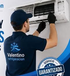 Técnico de Valentino Refrigeración realizando mantenimiento de un aire acondicionado